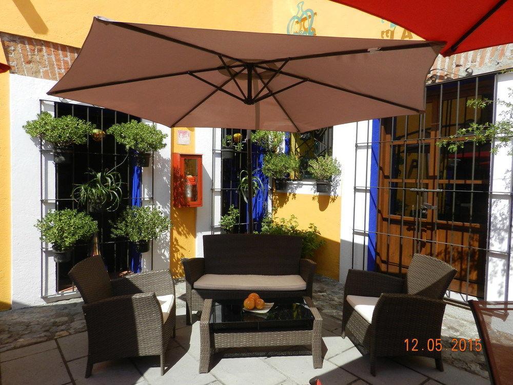 Collection O Al Otro Lado Del Rio, Puebla Hotell Exteriör bild A patio in Mexico City