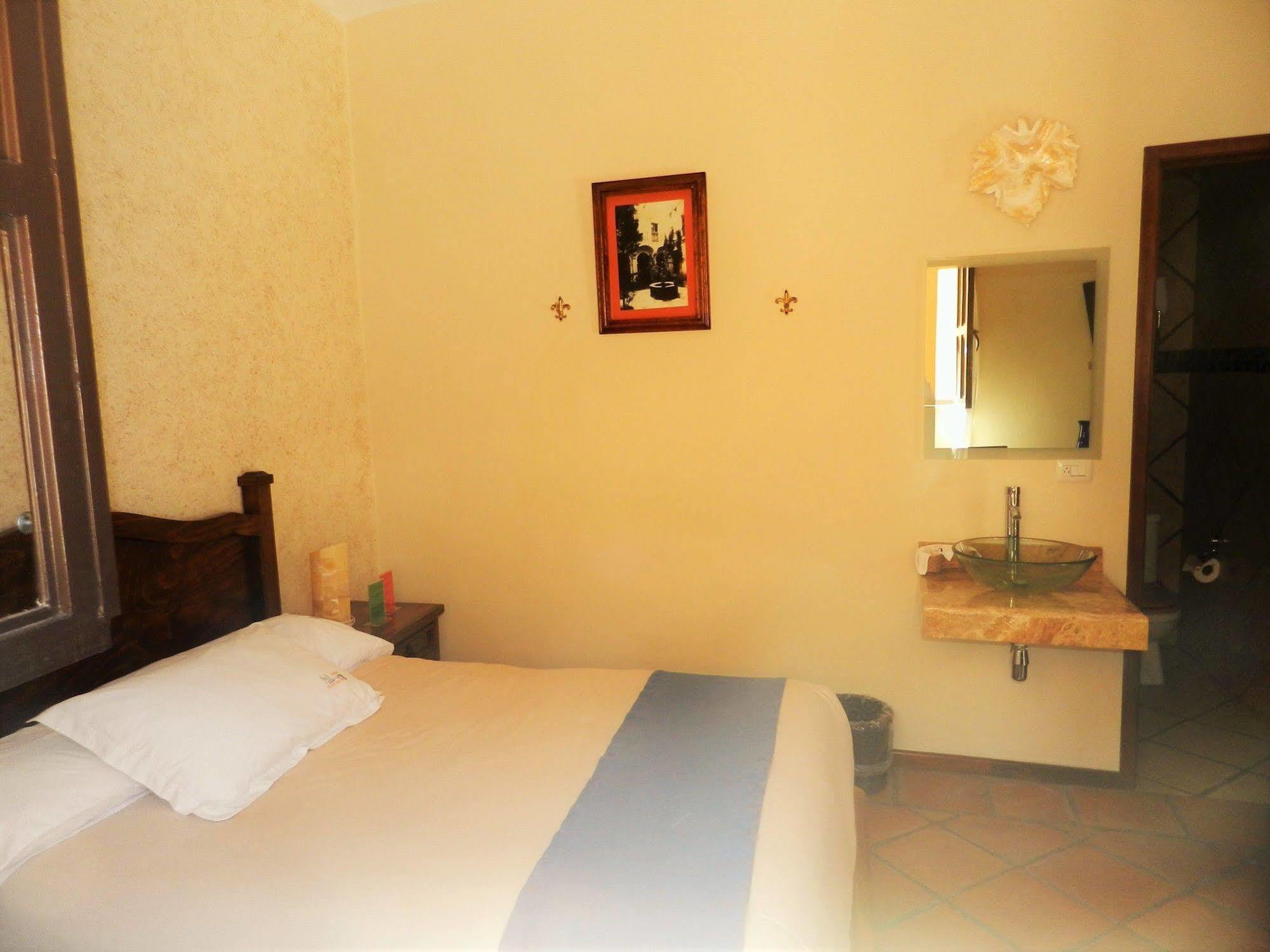 Collection O Al Otro Lado Del Rio, Puebla Hotell Exteriör bild A room at the hotel