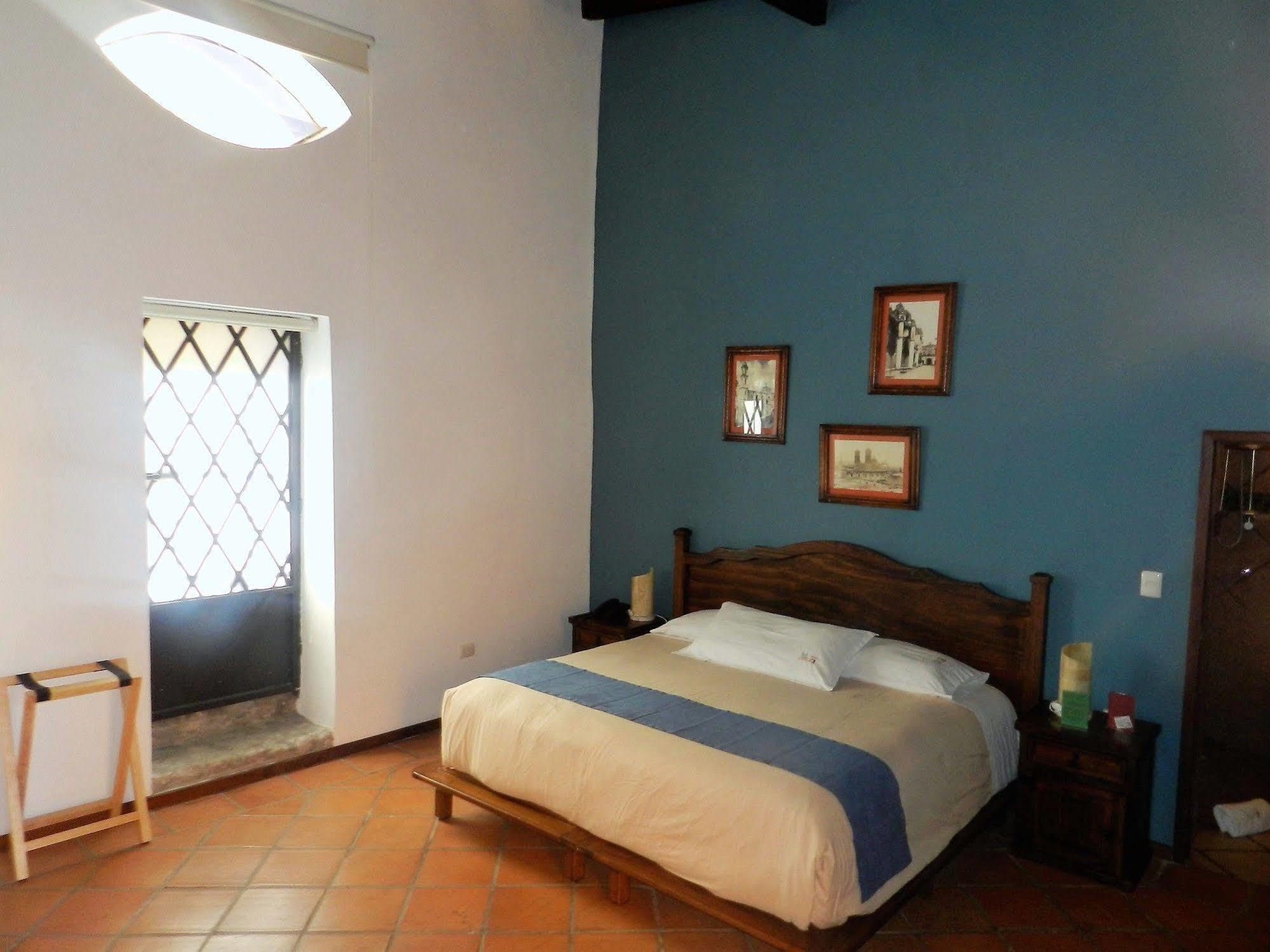 Collection O Al Otro Lado Del Rio, Puebla Hotell Exteriör bild A room at Hotel San Cristóbal